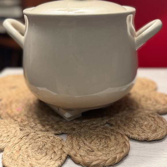 Ingleman Farmhouse Stoneware Applejack Gingham Bean Pot with Lid - Picture 3 of 4